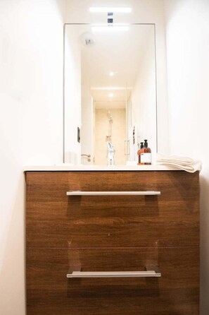 Shower, hair dryer, towels