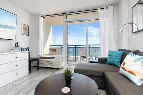 Updated Oceanfront w/ King, Great Amenities & Walkable to Attractions & Events