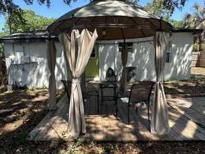 Outdoor dining - This home has 2 bedrooms and 1 bath with a huge backyard. (Tampa)