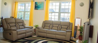 El Paraíso @ The Westbury •Cozy 2BR Apt in New Kingston