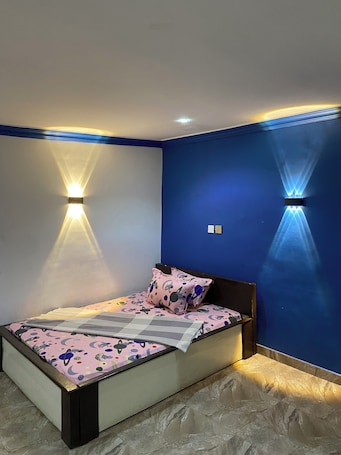 6 bedrooms, desk, WiFi, bed sheets