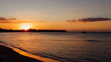 بالقرب من الشاطئ، رمال بيضاء