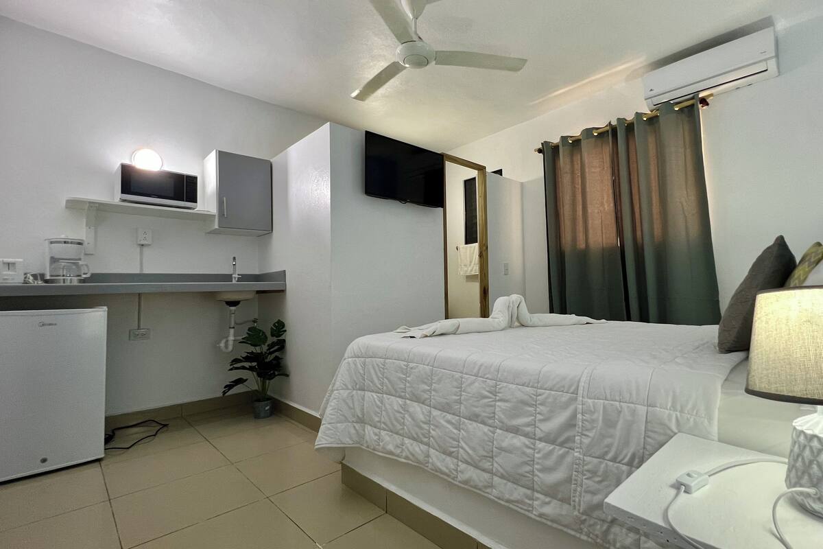Small Balcony Room | WiFi (free), bed sheets