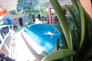 Una piscina al aire libre