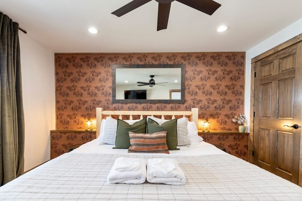 Beach, fire pits & 25 min to Dells