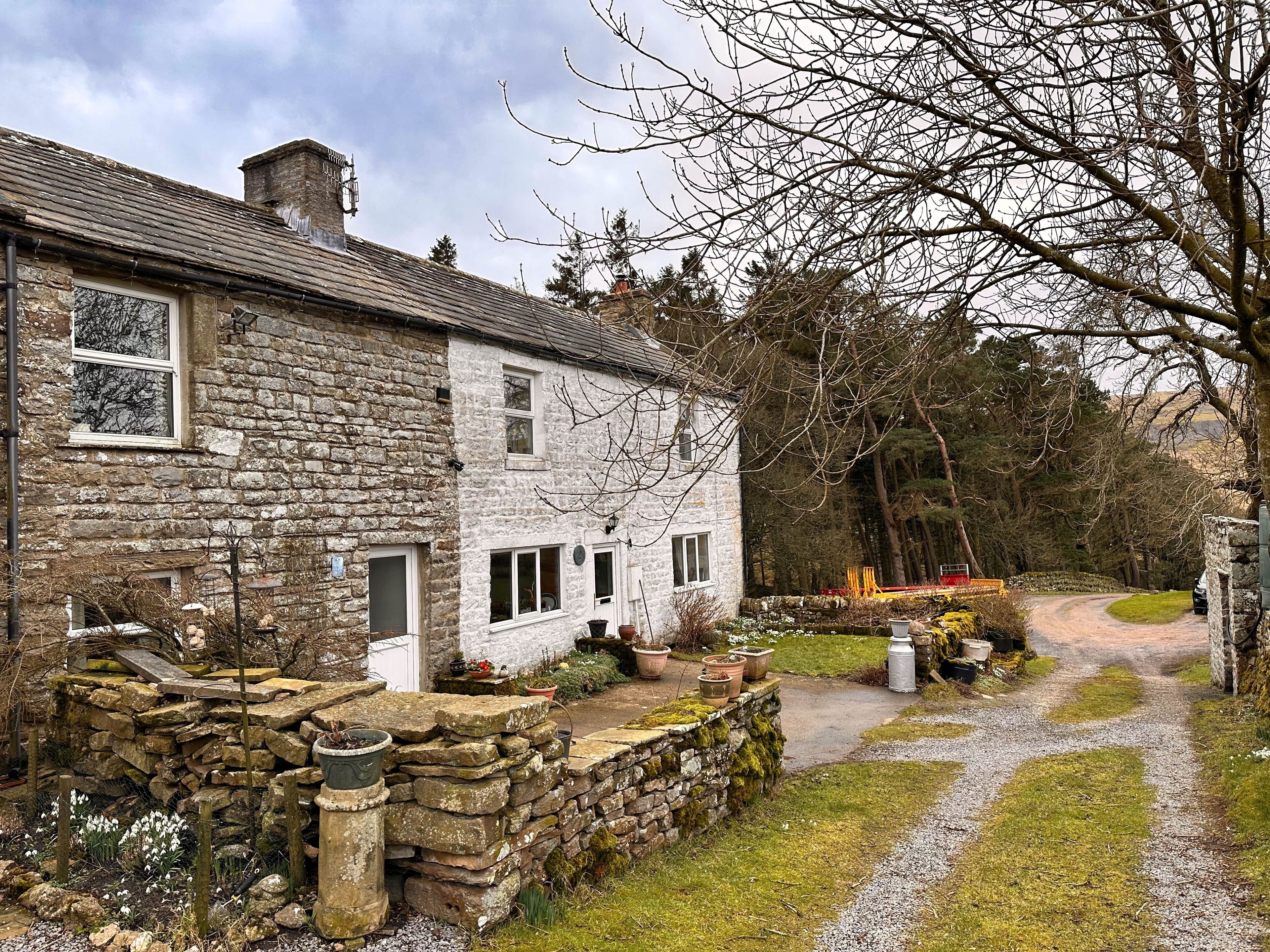 Remote Cottage on the grounds of a working farm with central heating, smart TV and WiFI.