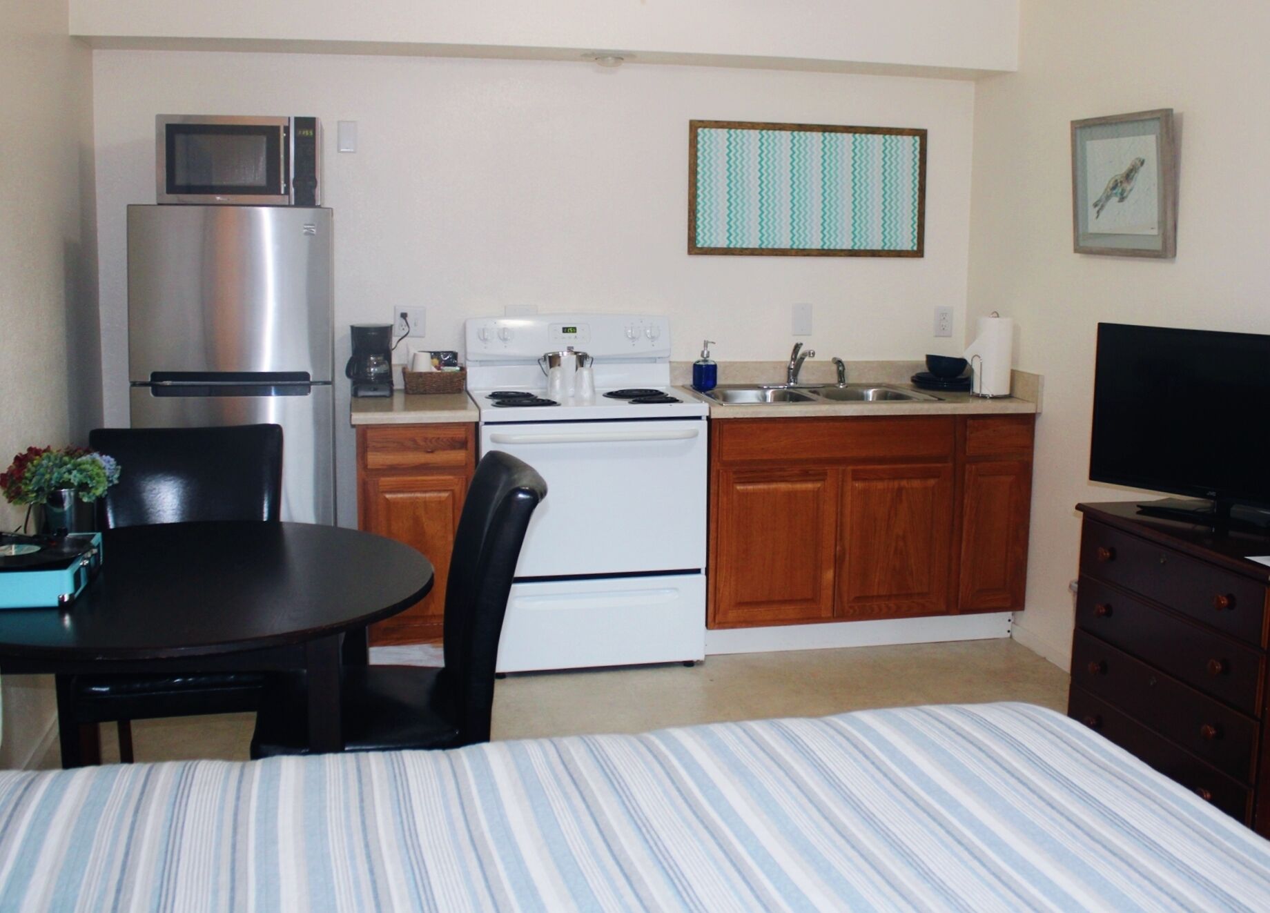 Retro Room in Downtown Hotel -- No Cleaning Fees!