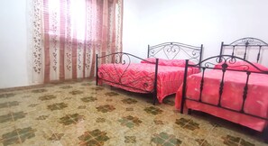 2 chambres, fer et planche à repasser, Wi-Fi gratuit, draps fournis