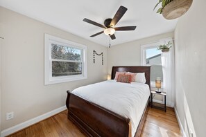 3 bedrooms, desk, iron/ironing board, free WiFi - Charming 3-Bed Bungalow with Fenced-in Yard (Raleigh)