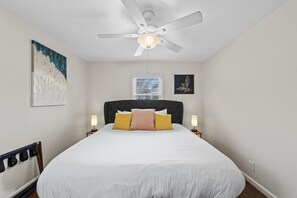 3 makuuhuonetta, työpöytä, silitysrauta/-lauta, ilmainen Wi-Fi