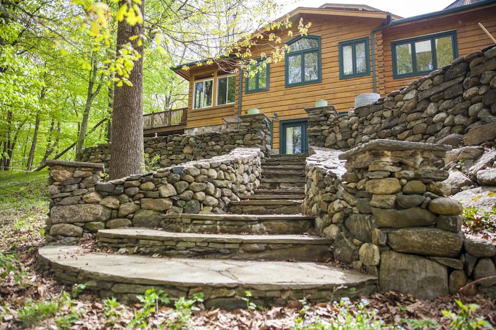 Honey Maple Grove BnB - Somers, NY