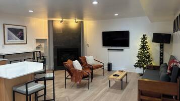 Smart TV, fireplace, stereo