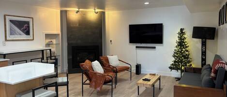 Smart-TV, Kamin, Stereoanlage