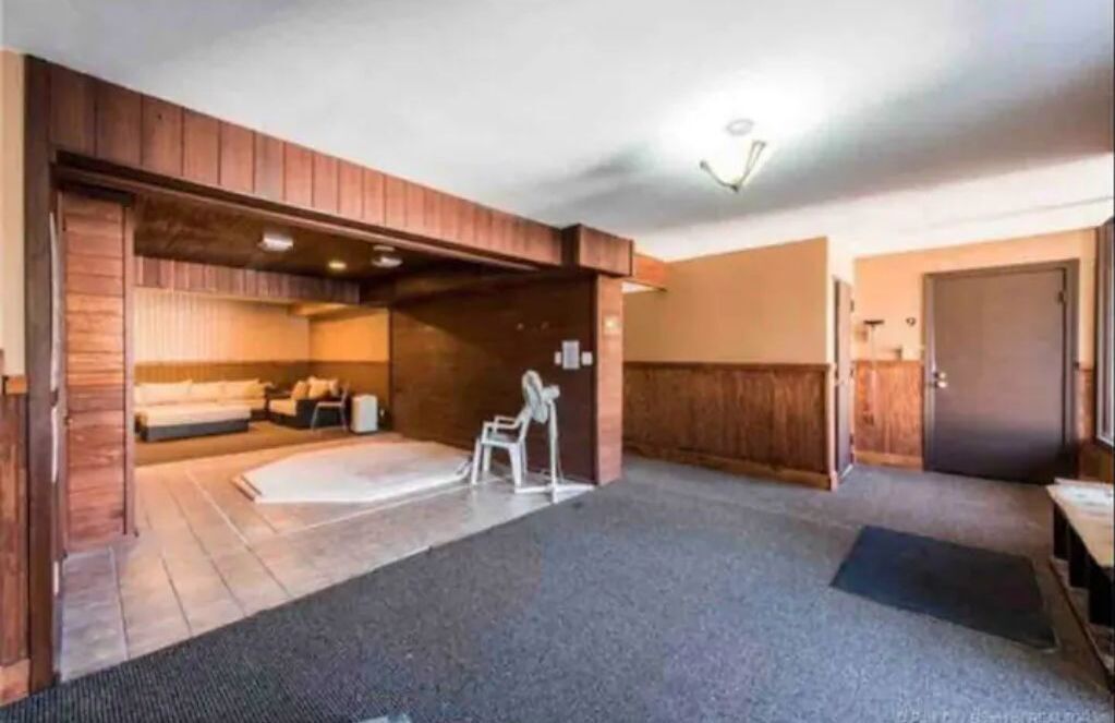 2 habitaciones, tabla de planchar con plancha y cuna de viaje 