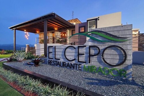 Cozy Loft steps from the river. Ideal for couples or families.