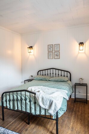 4 bedrooms, desk, iron/ironing board, free WiFi