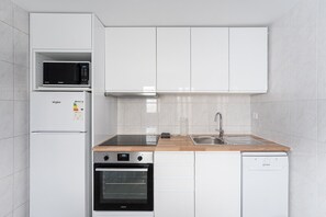 Kühlschrank, Mikrowelle, Ofen, Geschirrspüler