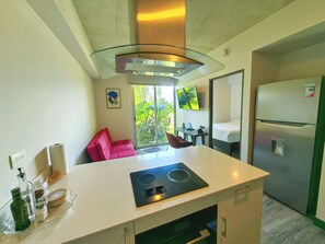 Réfrigérateur, micro-ondes, cafetière/bouilloire, blender