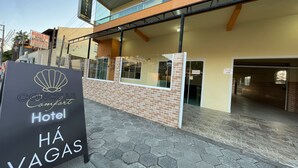 Un hotel con un cartel que dice "Conchas Comfort Hotel HÃ VAGAS".