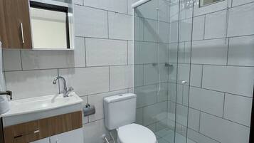 Shower, free toiletries, bidet, towels