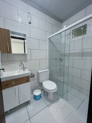 淋浴设施、免费洗浴用品、坐浴桶、毛巾