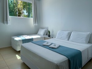 Minibar, tabla de planchar con plancha, wifi gratis y ropa de cama 