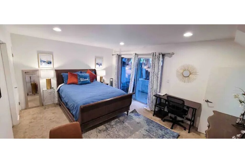 Luxury Suite, Beverly Hills Adjacent, Trendy Area & Close to shopping!