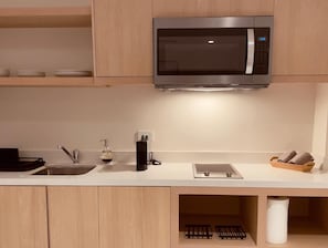 Refrigerador, microondas, parrilla de estufa y utensilios de cocina