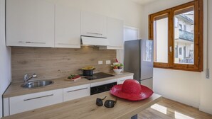 Réfrigérateur, surface de cuisson, lave-vaisselle, grille-pain