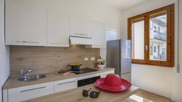 Kühlschrank, Herdplatte, Geschirrspüler, Toaster