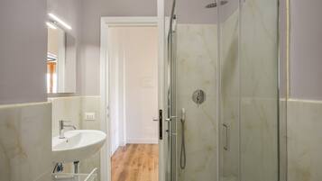 Dusche, Haartrockner, Bidet, Handtücher