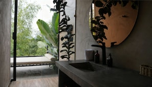 Vil·la destacada | Bany | Dutxa, capçal de dutxa tipus cascada, assecador de cabells i tovalloles