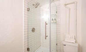 Dusj, hårføner, håndklær og såpe