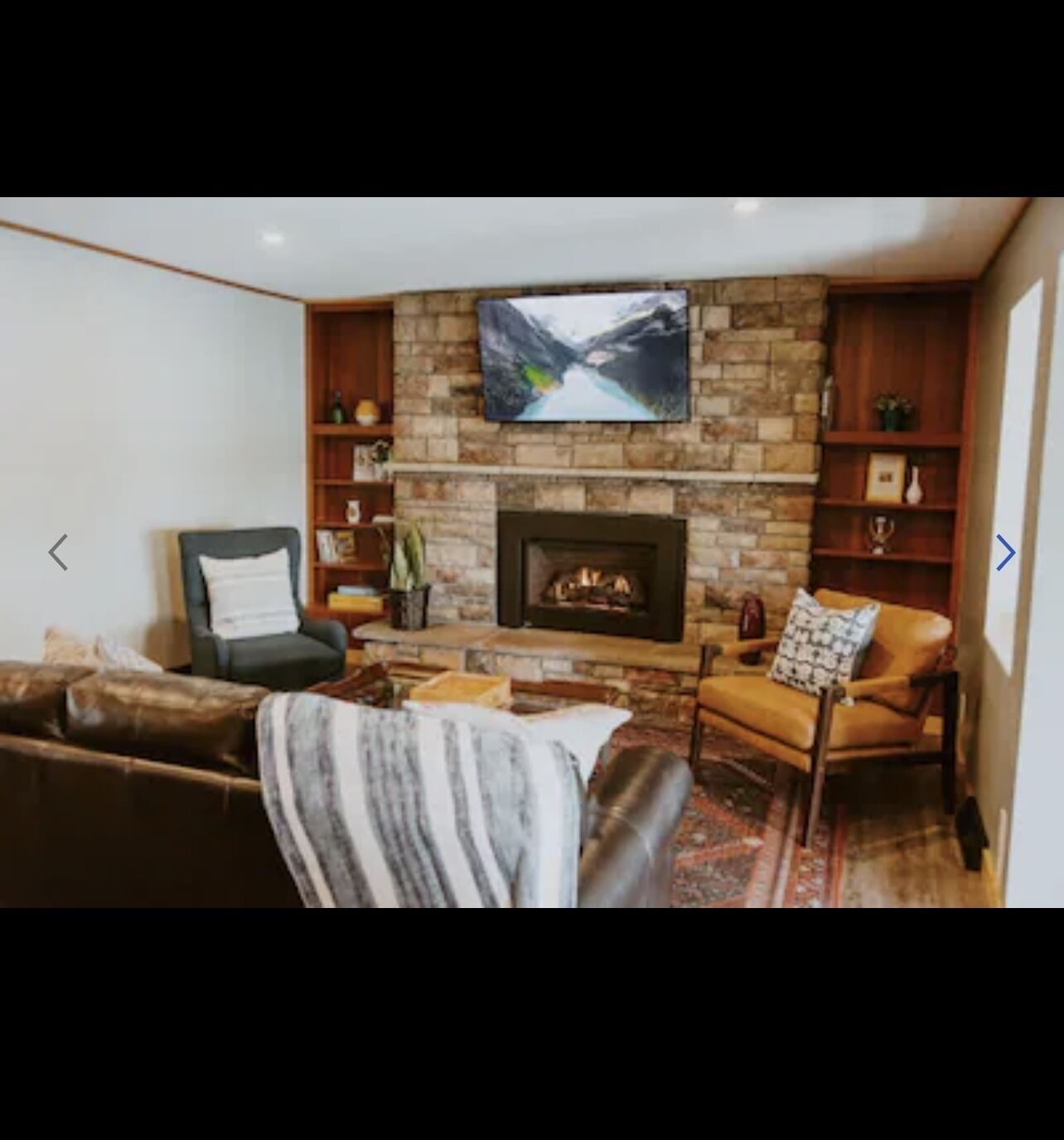 Cozy Vacation Cottage on the Lake with Hot Tub! 