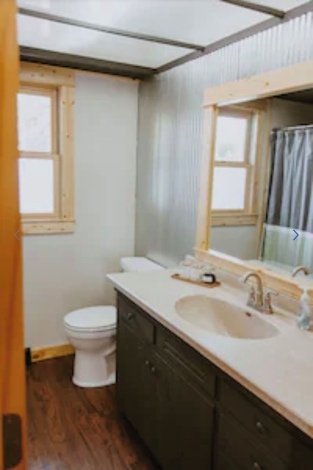 Suihku, hiustenkuivaaja, pyyhkeet, saippua