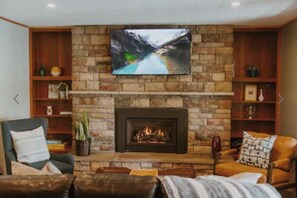 Smart TV, caminetto, tavolo da calcetto