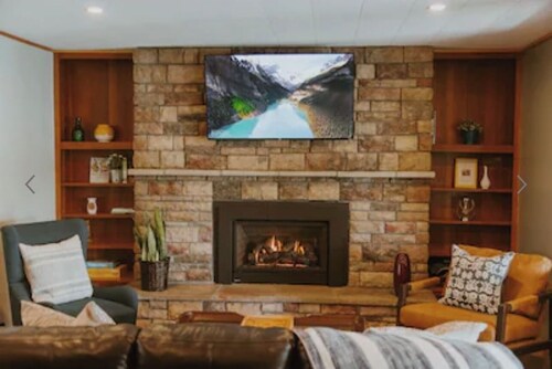 Cozy Vacation Cottage on the Lake with Hot Tub! 