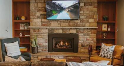 Cozy Vacation Cottage on the Lake with Hot Tub!