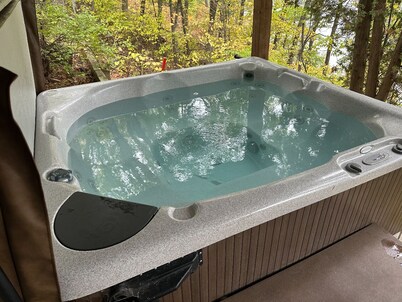 Cozy Vacation Cottage on the Lake with Hot Tub! 