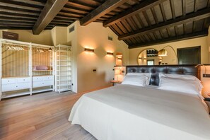 7 habitaciones, tabla de planchar con plancha, wifi y ropa de cama