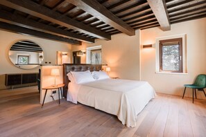 7 bedrooms, iron/ironing board, WiFi, bed sheets