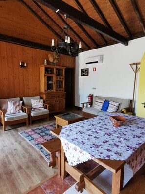 Casa Principal, 2 bedrooms | Spiseområde på rommet