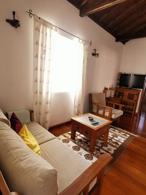 Casa do Palheiro, First floor, 1 bedroom | Oppholdsområde | Flatskjerm-TV