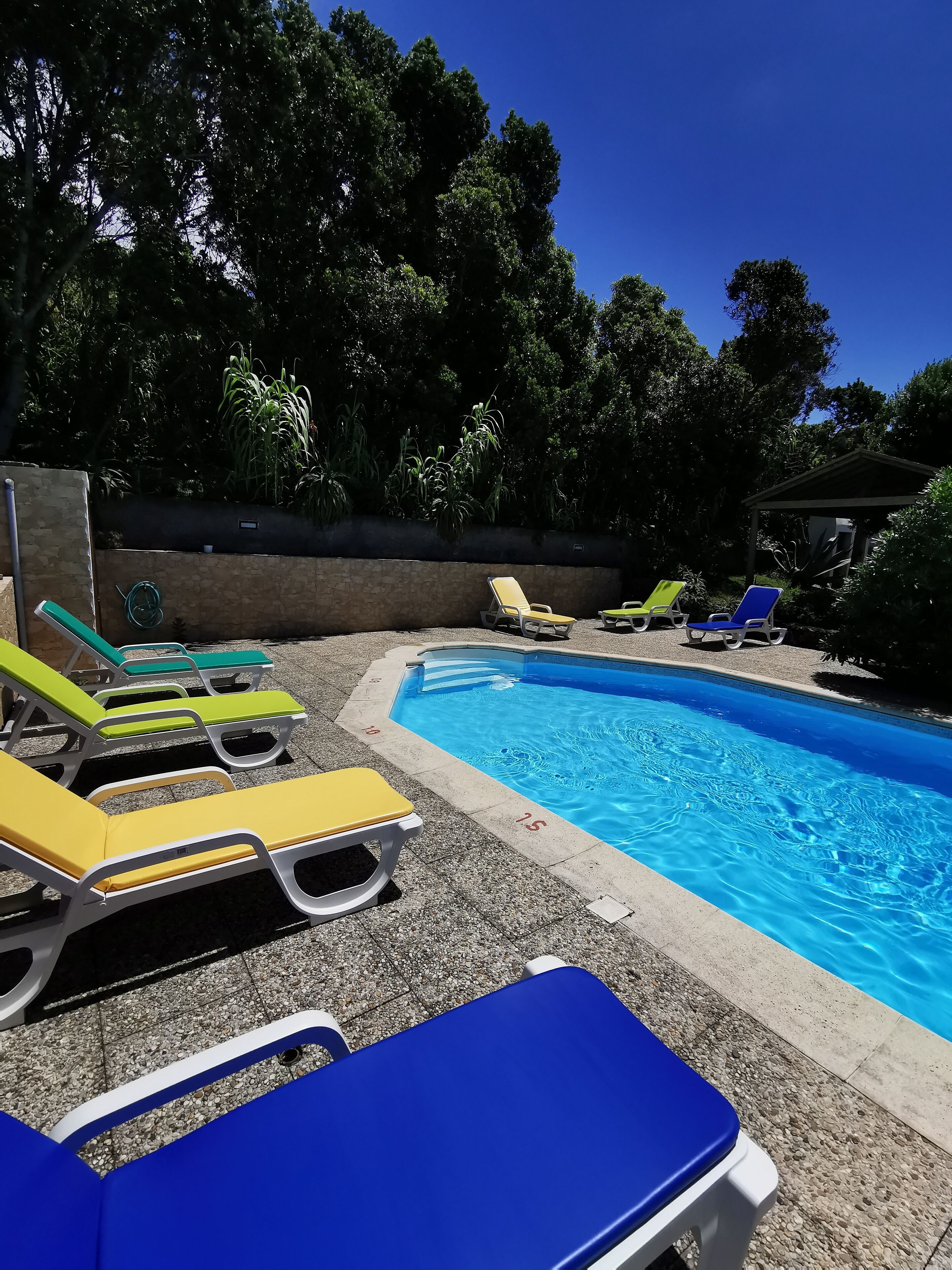 季节性开放的室外游泳池