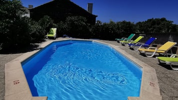 Una piscina al aire libre de temporada