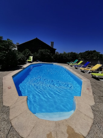Una piscina al aire libre de temporada