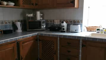 Casa da Atafona, 3 bedrooms | Private kitchen | Full-size fridge, microwave, electric kettle