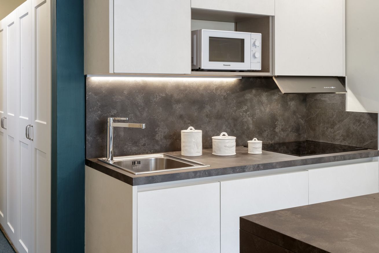 Køleskab, mikrobølgeovn, kogeplade, opvaskemaskine