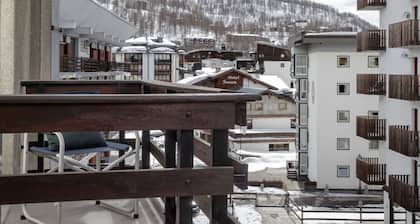Newly refurbished apartment located in the Breuil-Cervinia's pedestrian area
