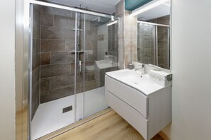 Shower, hair dryer, bidet, towels